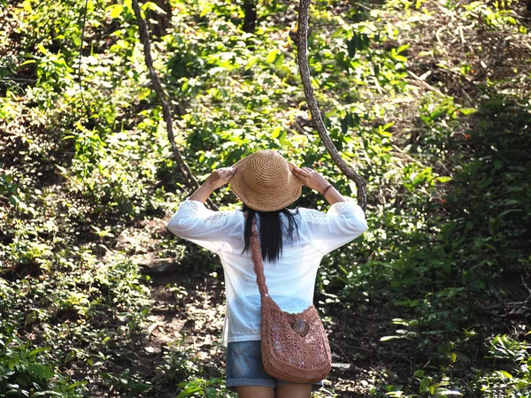 Vista trasera de la mujer hipster asiática en el bosque verde de verano en t — Foto de Stock