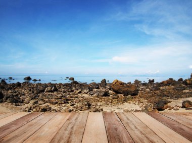 Ahşap masa üzerinde yaz plaj ve mavi gökyüzü üstü 