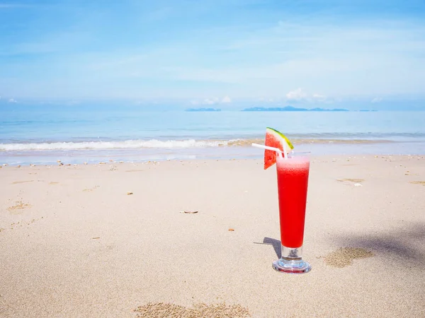 Vaso de jugo de sandía en la playa de verano — Foto de Stock