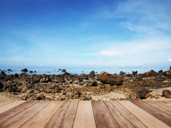 Mesa de madera sobre playa de verano y cielo azul — Foto de Stock