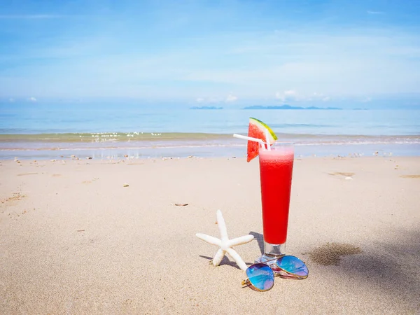 Copo de suco de melancia na praia de verão — Fotografia de Stock