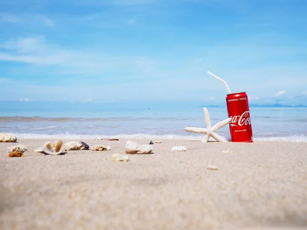 可口可乐可以在夏季海滩背景下在沙滩上软饮料. — 图库照片