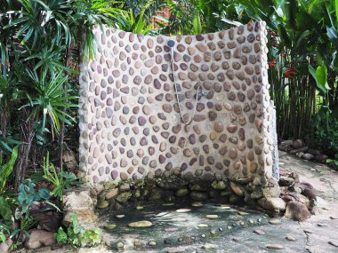 Sahilde açık duş odası 