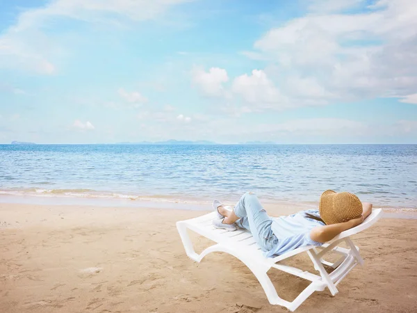 亚洲妇女帽子放松在椅子上在海滩 — 图库照片