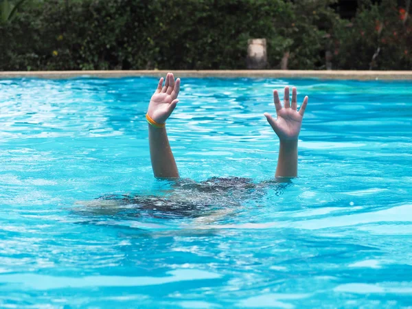Chico activo buceando y levantando las manos en el aire al aire libre swimmi —  Fotos de Stock
