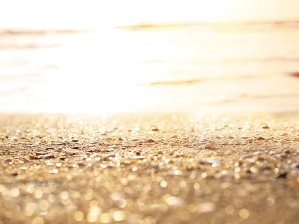 Arena dorada al atardecer playa fondo — Foto de Stock