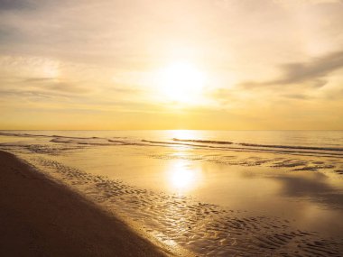 yaz deniz arka plan üzerinde gündoğumu.