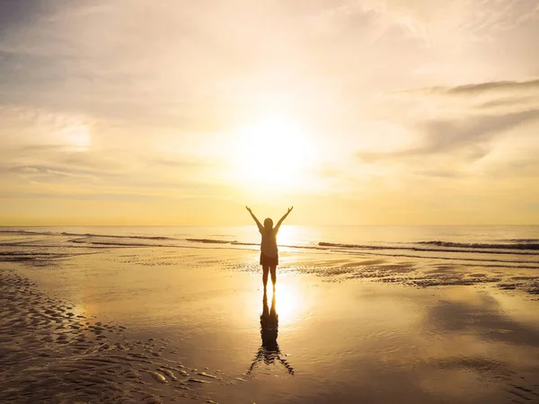 Arrière vue femme asiatique levé les bras sur l'air au coucher du soleil mer . — Photo