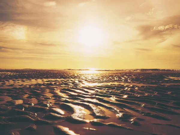 Padrão de superfície de ondulações de areia dourada na praia do pôr do sol . — Fotografia de Stock