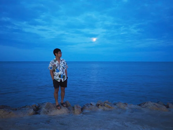 Asiatisk man stående avspänt ensam på vägen i närheten av solnedgången — Stockfoto