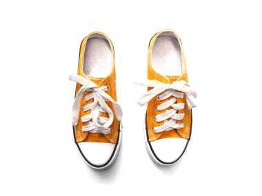 Beyaz arka planda izole edilmiş sarı spor ayakkabıları kapatın. 