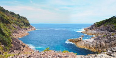 Ada arka planda Panorama yaz plajı.