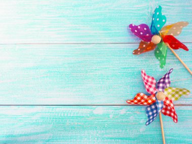 Mavi ahşap arka plan üzerinde renkli fırıldak kapatın 