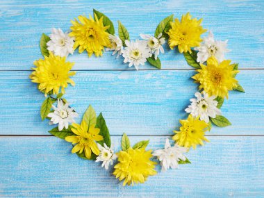 Kalp şeklinde beyaz ve sarı krizantem çiçekleri kadar kapatın o