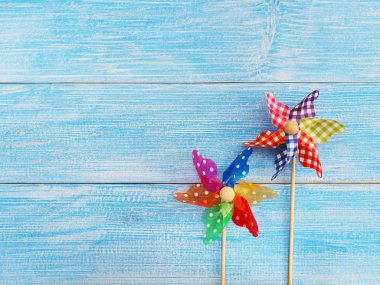 Mavi ahşap arka plan üzerinde renkli fırıldak kapatın 