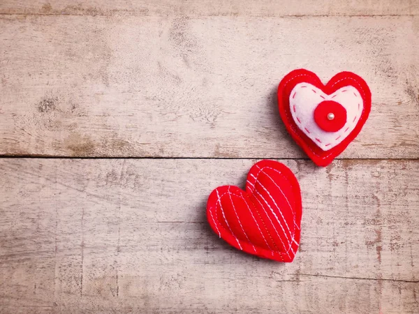 Kussen handwerk rood hart vorm op Vintage houten tafel. — Stockfoto