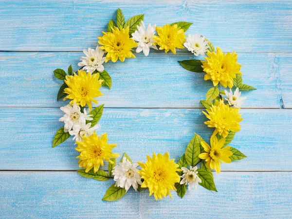 Cerca de flores de crisantemo blanco y amarillo en forma de círculo —  Fotos de Stock