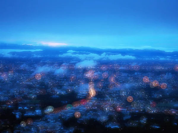 Вид с воздуха на ночное освещение города с боке с точки зрения — стоковое фото