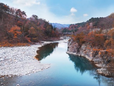 Sonbaharda Japon Shirakawa-go köyünde Shogawa nehri