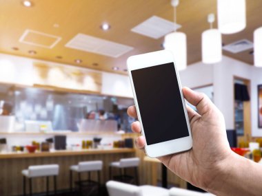 Erişte restoran bulanıklık arka plan üzerinde Ahşap masa üstü. 