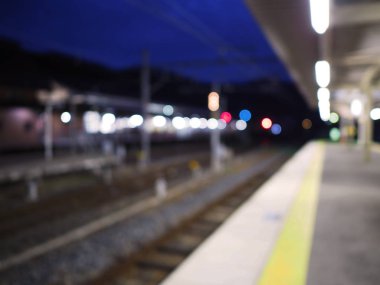 Boş tren platformunun soyut bulanıklık arka planı