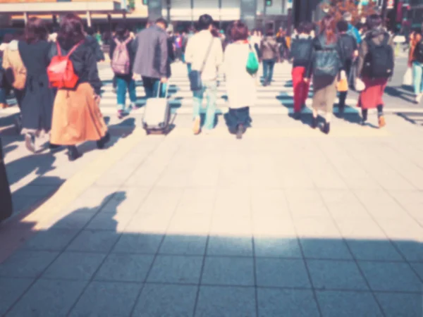 日本のシマウマ交差点を歩く歩行者は背景をぼかす. — ストック写真