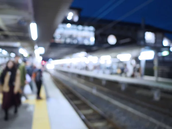 Resumen borroso fondo de las personas que esperan tren en la plataforma en — Foto de Stock