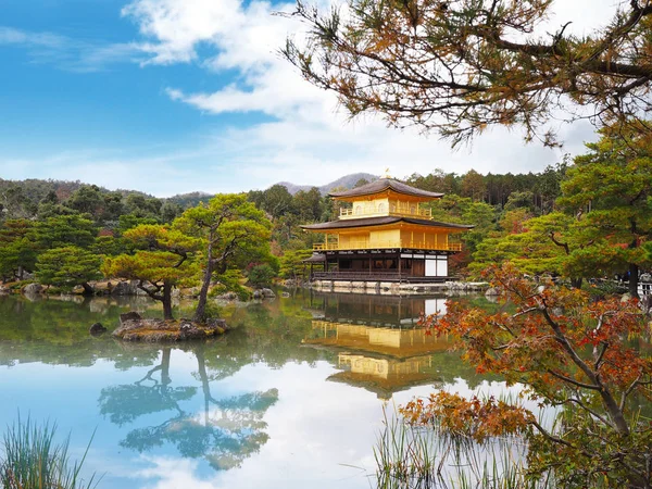Храм Кинкакудзи, знаменитая достопримечательность Киото, Япония . — стоковое фото