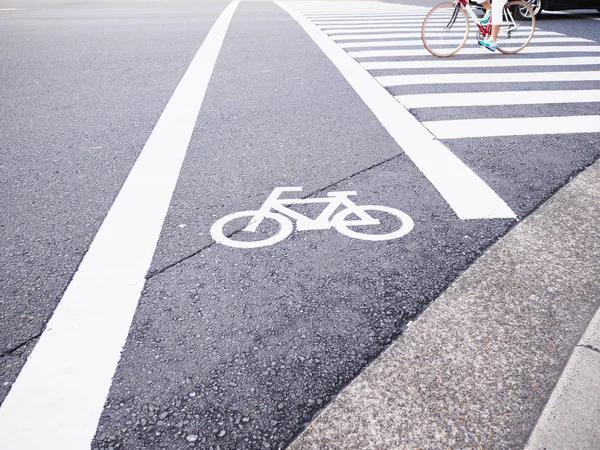 Vit cykel skylt på gatan i Japan. Stockbild