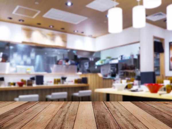 Trä bordsskiva över Noodle restaurang oskärpa bakgrund. Royaltyfria Stockbilder