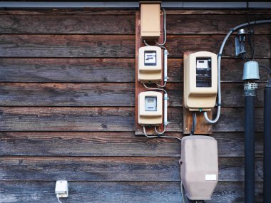 Tahta duvara elektrik sayacı yerleştirildi.