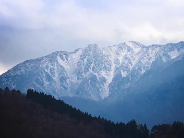 Högt berg täckt av vit snö i Japan. — Stockfoto