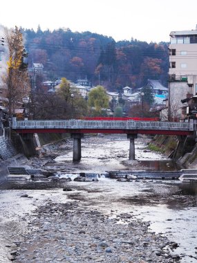 Takayama şehri ve Miyagawa nehri Japonya 'da sonbaharda köprüleri olan.