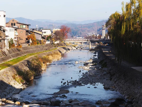 Takayama město a Miyagawa řeka s mosty v Japonsku podzim. — Stock fotografie