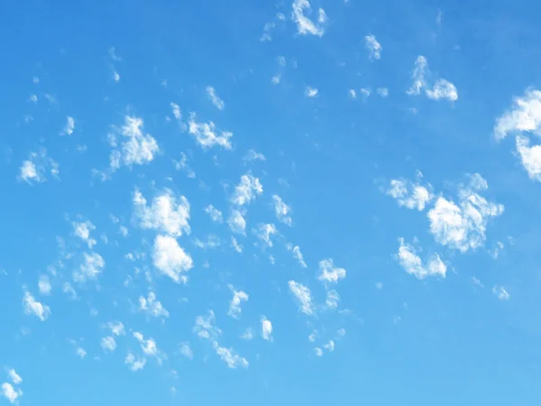 Céu azul e nuvem branca — Fotografia de Stock