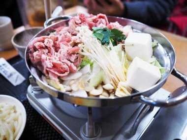 Shabu shabu çiğ gıdalar tencerede 