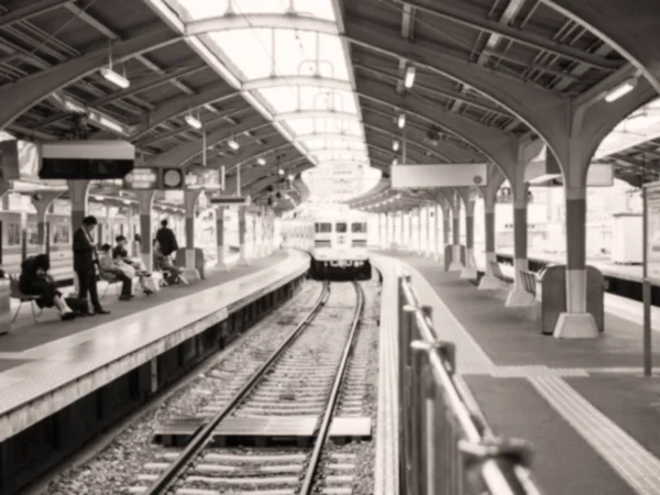 Abstraktní rozmazané pozadí lidí čekajících na příjezd vlaku — Stock fotografie