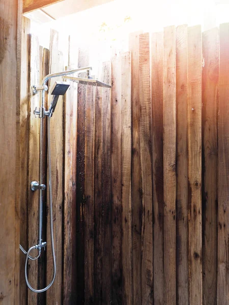 Metalldusche in der Toilette mit rauer Bretterwand ohne Dach. — Stockfoto