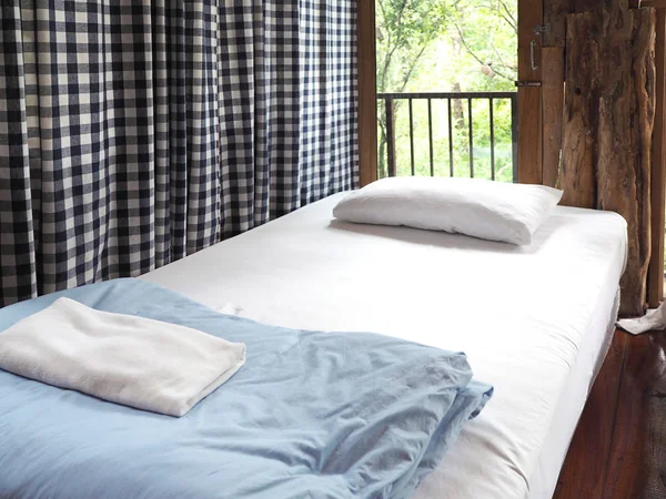 Винтажная спальня в деревянном загородном доме . — стоковое фото