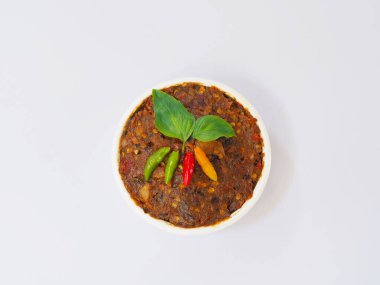 Beyaz arka planda baharatlı balık biber sosu, üst manzara. Tayland yemeği..