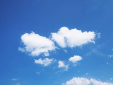 Mavi gökyüzü ve beyaz bulut doğal arkaplan için