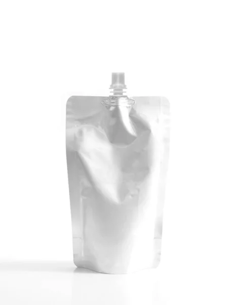 液体食品のための箔容器または白の背景に飲みます 空のビニール袋詰め包装でキャップ — ストック写真