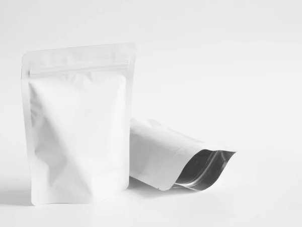 Yiyecek paketleme için beyaz fermuar torbası. Beyaz arkaplanda boş zip paketi.