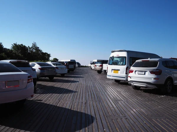 Muchos Coches Aparcan Sobre Fondo Azul Del Cielo Vista Trasera — Foto de Stock