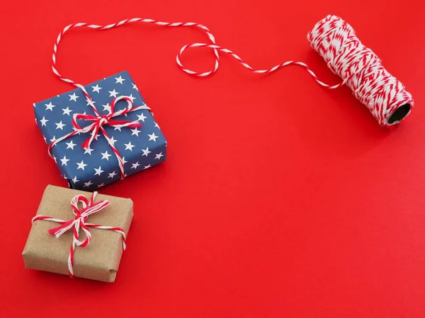 Vista Superior Del Paquete Caja Regalo Envoltura Papel Con Patrón —  Fotos de Stock