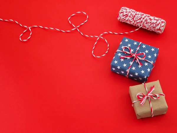 Draufsicht Der Geschenkbox Verpackungspapier Verpackung Mit Sternmuster Und Schnur Auf — Stockfoto