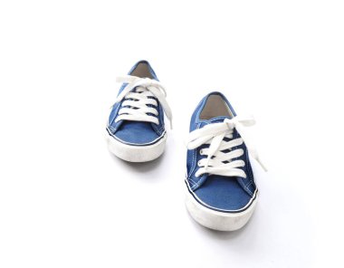 Beyaz arka planda bir çift mavi spor ayakkabısı.. 