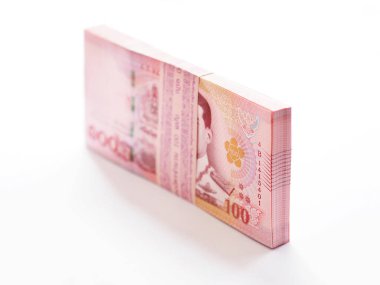 Beyaz arkaplan ve perspektif görünümlü 100 baht banknot yığınını kapat.