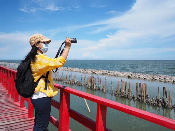 Turista Asiática Con Máscara Facial Parada Puente Rojo Tomando Fotografías — Foto de Stock