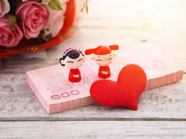 Sevgililer Günü Için Ahşap Masadaki Bulanık Çiçek Buketi Çin Yılbaşı — Stok fotoğraf